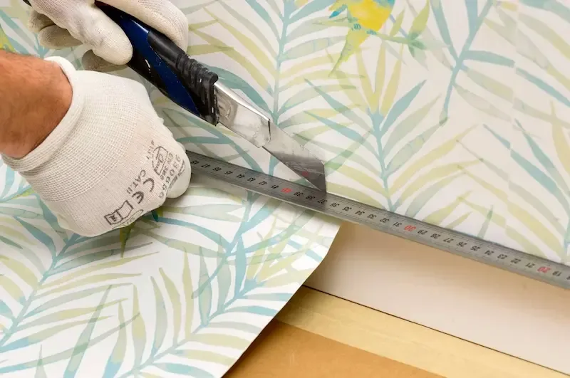Instalación profesional de papel pintado.