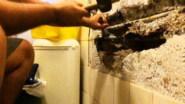 Humedad por tubería en pared